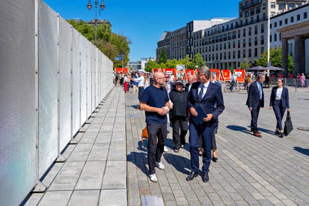 Berlin,12.08.2026,Brandenburger Tor,Platz des 18.März,65 Jahre Mauerbau:Temporärer Erinnerungsort mit großformatiger Installation und Open-Air-Ausstellung von Kulturprojekte Berlin und Stiftung Berliner Mauer.(r.) Kulturstaatsminister Wolfram Weimer *** Berlin, August 12, 2026, Brandenburg Gate, Platz des 18. März, 65th anniversary of the construction of the Berlin Wall: A temporary memorial site featuring a large-scale installation and an open-air exhibition organized by Kulturprojekte Berlin and the Berlin Wall Foundation, in collaboration with Wolfram Weimer, Minister of State for Culture