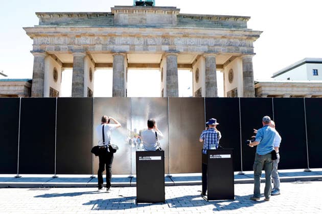 65 Jahre Mauerbau, Pressekonferenz auf dem Platz des 18. März, Berlin, 12.08.2026 Fotografen vor der Pressekonferenz zu 65 Jahre Mauerbau auf dem Platz des 18. März in Berlin am 12.08.26 Berlin Platz des 18. März *** 65th Anniversary of the Construction of the Berlin Wall, Press Conference at Platz des 18 März, Berlin, August 12, 2026 Photographers before the press conference marking the 65th anniversary of the construction of the Berlin Wall at Platz des 18 März in Berlin on August 12, 2026 Berlin, Platz des 18 März Copyright: xAnitaxBuggex