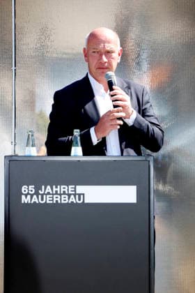 65 Jahre Mauerbau, Pressekonferenz auf dem Platz des 18. März, Berlin, 12.08.2026 Kai Wegner (Regierender Bürgermeister von Berlin) spricht bei der Pressekonferenz zu 65 Jahre Mauerbau auf dem Platz des 18. März in Berlin am 12.08.26 Berlin Platz des 18. März *** 65th Anniversary of the Construction of the Berlin Wall, Press Conference at Platz des 18. März, Berlin, August 12, 2026 Kai Wegner, Governing Mayor of Berlin, speaks at the press conference marking the 65th anniversary of the construction of the Berlin Wall at Platz des 18 März in Berlin on August 12, 2026 Berlin, Platz des 18 März Copyright: xAnitaxBuggex