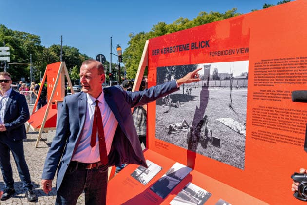 Berlin,12.08.2026,Brandenburger Tor,Platz des 18.März,65 Jahre Mauerbau:Temporärer Erinnerungsort mit großformatiger Installation und Open-Air-Ausstellung von Kulturprojekte Berlin und Stiftung Berliner Mauer.Prof. Dr. Axel Klausmeier *** Berlin, August 12, 2026, Brandenburg Gate, Platz des 18. März, 65th Anniversary of the Construction of the Berlin Wall: A temporary memorial site featuring a large-scale installation and an open-air exhibition by Kulturprojekte Berlin and the Berlin Wall Foundation, Prof. Dr. Axel Klausmeier