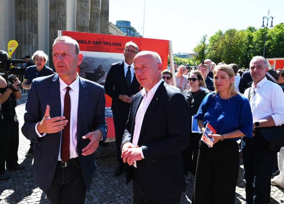 65th Anniversary of the Berlin Wall in Berlin BERLIN, GERMANY – AUGUST 12: Berlin’s Governing Mayor Kai Wegner and Federal Commissioner for Culture and the Media Wolfram Weimer attend the opening ceremony of a 30-meter-long temporary memorial installation and the open-air exhibition Views of the Wall: Berlin 1961–1990, marking the 65th anniversary of the construction of the Berlin Wall, near the Brandenburg Gate in Berlin, Germany, on August 12, 2026. Volodymyr Sindieiev Anadolu Berlin Germany. Editorial use only. Please get in touch for any other usage.  Copyright: x2026xAnadoluxVolodymyrxSindieievx