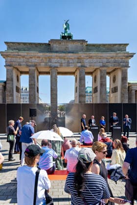Berlin,12.08.2026,Brandenburger Tor,Platz des 18.März,65 Jahre Mauerbau:Temporärer Erinnerungsort mit großformatiger Installation und Open-Air-Ausstellung von Kulturprojekte Berlin und Stiftung Berliner Mauer.Kulturstaatsminister Wolfram Weimer sowie der reg. Bürgermeister von Berlin Kai Wegner (CDU) u.a *** Berlin, August 12, 2026, Brandenburg Gate, Platz des 18. März, 65th anniversary of the construction of the Berlin Wall. Temporary memorial site featuring a large-scale installation and an open-air exhibition by Kulturprojekte Berlin and the Berlin Wall Foundation. Minister of State for Culture Wolfram Weimer and the Mayor of Berlin, Kai Wegner (CDU), among others.