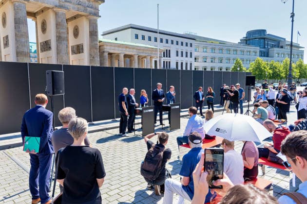 Berlin,12.08.2026,Brandenburger Tor,Platz des 18.März,65 Jahre Mauerbau:Temporärer Erinnerungsort mit großformatiger Installation und Open-Air-Ausstellung von Kulturprojekte Berlin und Stiftung Berliner Mauer.Kulturstaatsminister Wolfram Weimer sowie der reg. Bürgermeister von Berlin Kai Wegner (CDU) u.a *** Berlin, August 12, 2026, Brandenburg Gate, Platz des 18. März, 65th anniversary of the construction of the Berlin Wall. Temporary memorial site featuring a large-scale installation and an open-air exhibition by Kulturprojekte Berlin and the Berlin Wall Foundation. Minister of State for Culture Wolfram Weimer and the Mayor of Berlin, Kai Wegner (CDU), among others.