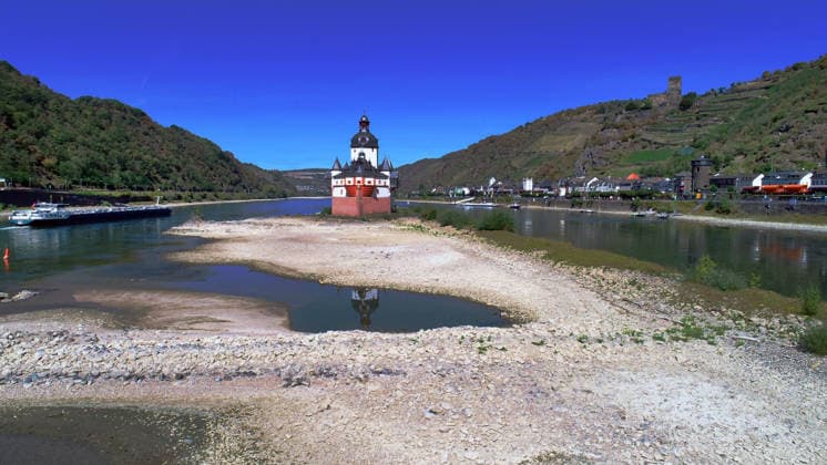Deutschland, Kaub, 12.08.2026 Kaub ist eine Stadt am Rhein im Rhein-Lahn-Kreis in Rheinland-Pfalz. Kaub ist vor allem bekannt durch die im Rhein gelegene Burg Pfalzgrafenstein. Foto: die Burg Pfalzgrafenstein bei Niedrigwasser des Rheins Fuer Ihr Archiv! Fuer Ihr Archiv! *** Germany, Kaub, August 12, 2026 Kaub is a town on the Rhine in the Rhein-Lahn district of Rhineland-Palatinate. Kaub is best known for Pfalzgrafenstein Castle, located on the Rhine. Photo: Pfalzgrafenstein Castle during low water levels on the Rhine. For your archive. For your archive.