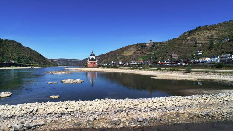 Deutschland, Kaub, 12.08.2026 Kaub ist eine Stadt am Rhein im Rhein-Lahn-Kreis in Rheinland-Pfalz. Kaub ist vor allem bekannt durch die im Rhein gelegene Burg Pfalzgrafenstein. Foto: die Burg Pfalzgrafenstein bei Niedrigwasser des Rheins Fuer Ihr Archiv! Fuer Ihr Archiv! *** Germany, Kaub, August 12, 2026 Kaub is a town on the Rhine in the Rhein-Lahn district of Rhineland-Palatinate. Kaub is best known for Pfalzgrafenstein Castle, located on the Rhine. Photo: Pfalzgrafenstein Castle during low water levels on the Rhine. For your archive. For your archive.