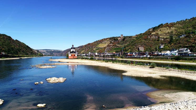 Deutschland, Kaub, 12.08.2026 Kaub ist eine Stadt am Rhein im Rhein-Lahn-Kreis in Rheinland-Pfalz. Kaub ist vor allem bekannt durch die im Rhein gelegene Burg Pfalzgrafenstein. Foto: die Burg Pfalzgrafenstein bei Niedrigwasser des Rheins Fuer Ihr Archiv! Fuer Ihr Archiv! *** Germany, Kaub, August 12, 2026 Kaub is a town on the Rhine in the Rhein-Lahn district of Rhineland-Palatinate. Kaub is best known for Pfalzgrafenstein Castle, located on the Rhine. Photo: Pfalzgrafenstein Castle during low water levels on the Rhine. For your archive. For your archive.