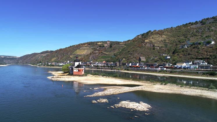 Deutschland, Kaub, 12.08.2026 Kaub ist eine Stadt am Rhein im Rhein-Lahn-Kreis in Rheinland-Pfalz. Kaub ist vor allem bekannt durch die im Rhein gelegene Burg Pfalzgrafenstein. Foto: die Burg Pfalzgrafenstein bei Niedrigwasser des Rheins Fuer Ihr Archiv! Fuer Ihr Archiv! *** Germany, Kaub, August 12, 2026 Kaub is a town on the Rhine in the Rhein-Lahn district of Rhineland-Palatinate. Kaub is best known for Pfalzgrafenstein Castle, located on the Rhine. Photo: Pfalzgrafenstein Castle during low water levels on the Rhine. For your archive. For your archive.