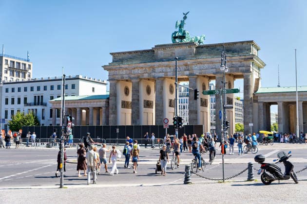Berlin,12.08.2026,Brandenburger Tor,Platz des 18.März,65 Jahre Mauerbau:Temporärer Erinnerungsort mit großformatiger Installation und Open-Air-Ausstellung von Kulturprojekte Berlin und Stiftung Berliner Mauer. *** Berlin, August 12, 2026, Brandenburg Gate, Platz des 18. März, 65th Anniversary of the Construction of the Berlin Wall: A temporary memorial site featuring a large-scale installation and an open-air exhibition by Kulturprojekte Berlin and the Berlin Wall Foundation