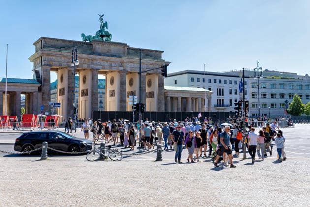 Berlin,12.08.2026,Brandenburger Tor,Platz des 18.März,65 Jahre Mauerbau:Temporärer Erinnerungsort mit großformatiger Installation und Open-Air-Ausstellung von Kulturprojekte Berlin und Stiftung Berliner Mauer. *** Berlin, August 12, 2026, Brandenburg Gate, Platz des 18. März, 65th Anniversary of the Construction of the Berlin Wall: A temporary memorial site featuring a large-scale installation and an open-air exhibition by Kulturprojekte Berlin and the Berlin Wall Foundation
