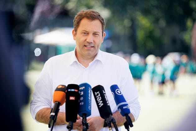 Lars Klingbeil, Bundesminister der Finanzen, aufgenommen bei einem Pressetermin beim Multisportcamp der Fuechse Berlin Reinickendorf e. V. zur Fruehstartrente. Berlin, 12.08.2026. Fotografiert im Auftrag des Bundesministerium der Finanzen Berlin Deutschland *** Lars Klingbeil, Federal Minister of Finance, photographed during a press event at the Fuechse Berlin Reinickendorf e.V. multisport camp regarding the early retirement pension, Berlin, August 12, 2026. Photographed on behalf of the Federal Ministry of Finance, Berlin, Germany Copyright: xThomasxTrutschel BMFx