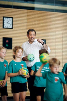 Lars Klingbeil, Bundesminister der Finanzen, aufgenommen bei einem Pressetermin beim Multisportcamp der Fuechse Berlin Reinickendorf e. V. zur Fruehstartrente. Berlin, 12.08.2026. Fotografiert im Auftrag des Bundesministerium der Finanzen Berlin Deutschland *** Lars Klingbeil, Federal Minister of Finance, photographed during a press event at the Fuechse Berlin Reinickendorf e.V. multisport camp regarding the early retirement pension, Berlin, August 12, 2026. Photographed on behalf of the Federal Ministry of Finance, Berlin, Germany Copyright: xThomasxTrutschel BMFx