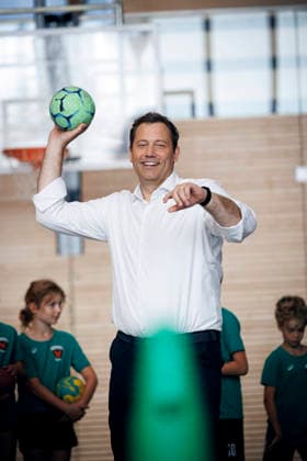Lars Klingbeil, Bundesminister der Finanzen, aufgenommen bei einem Pressetermin beim Multisportcamp der Fuechse Berlin Reinickendorf e. V. zur Fruehstartrente. Berlin, 12.08.2026. Fotografiert im Auftrag des Bundesministerium der Finanzen Berlin Deutschland *** Lars Klingbeil, Federal Minister of Finance, photographed during a press event at the Fuechse Berlin Reinickendorf e.V. multisport camp regarding the early retirement pension, Berlin, August 12, 2026. Photographed on behalf of the Federal Ministry of Finance, Berlin, Germany Copyright: xThomasxTrutschel BMFx