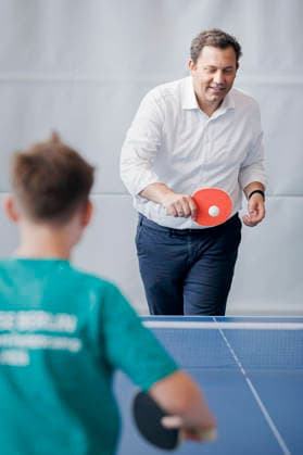 Lars Klingbeil, Bundesminister der Finanzen, aufgenommen bei einem Pressetermin beim Multisportcamp der Fuechse Berlin Reinickendorf e. V. zur Fruehstartrente. Berlin, 12.08.2026. Fotografiert im Auftrag des Bundesministerium der Finanzen Berlin Deutschland *** Lars Klingbeil, Federal Minister of Finance, photographed during a press event at the Fuechse Berlin Reinickendorf e.V. multisport camp regarding the early retirement pension, Berlin, August 12, 2026. Photographed on behalf of the Federal Ministry of Finance, Berlin, Germany Copyright: xThomasxTrutschel BMFx
