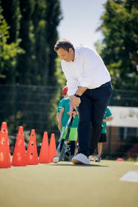 Lars Klingbeil, Bundesminister der Finanzen, aufgenommen bei einem Pressetermin beim Multisportcamp der Fuechse Berlin Reinickendorf e. V. zur Fruehstartrente. Berlin, 12.08.2026. Fotografiert im Auftrag des Bundesministerium der Finanzen Berlin Deutschland *** Lars Klingbeil, Federal Minister of Finance, photographed during a press event at the Fuechse Berlin Reinickendorf e.V. multisport camp regarding the early retirement pension, Berlin, August 12, 2026. Photographed on behalf of the Federal Ministry of Finance, Berlin, Germany Copyright: xThomasxTrutschel BMFx