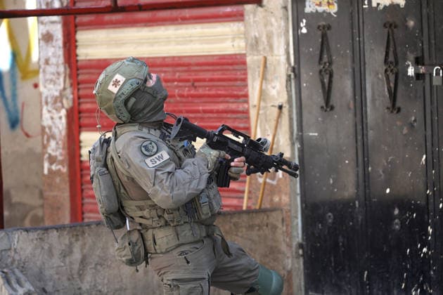 Palestinian-Israeli conflict in Nablus - 12 Aug 2026 An Israeli soldier takes position during a raid on Balata refugee camp east of Nablus in the West Bank. Israeli military forces raided the central market during a security operation. Soldiers fired tear gas, causing dozens of Palestinians to suffer from suffocation. Youths threw stones at the soldiers. During the operation, an elderly man was arrested inside the market in Balata refugee camp. Nablus Palestine Copyright: xNasserxishatyehx xSOPAxImagesx Nishtayeh46