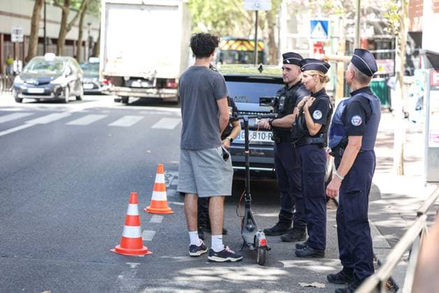 Boulogne-Billancourt, France le 12 aout 2026 - Controle des forces de Police nationale et Municipale sur le port du casque et du gilets reflechissant sur trottinettes electriques - Control of national and municipal police forces on the wearing of helmets and reflective vests on electric scooters  Copyright: xSebastienxTOUBONx