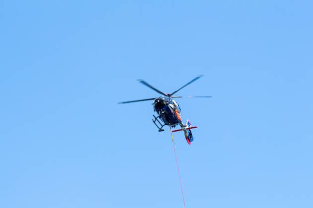 Plauen - Polizeihubschrauber unterstützen Löscharbeiten bei Waldbrand in Plauen Plauen, Meßbach, Messbach, Vogtland, Sachsen, Waldbrand, Vegetationsbrand, Feuerwehr, Löscharbeiten, Polizeihubschrauber, Polizei Sachsen, sächsische Polizei, H145, Airbus H145, Löschhubschrauber, Hubschrauber, Luftunterstützung, Bambi Bucket, Löschwasserbehälter, Außenlast, Wasseraufnahme, Wasserabwurf, Talsperre Pirk, Pirk, Katastrophenschutz, Einsatz, Brandbekämpfung, Glutnester, wildfire, forest fire, firefighting helicopter, aerial firefighting Plauen Sachsen Deutschland *** Plauen Police Helicopters Assist in Firefighting Efforts During a Wildfire in Plauen Plauen, Meßbach, Messbach, Vogtland, Saxony, wildfire, vegetation fire, fire department, Copyright: xEHLxMediax 20260812_plauen-waldbrand-hubschrauber_1