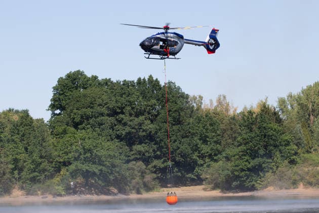 Plauen - Polizeihubschrauber unterstützen Löscharbeiten bei Waldbrand in Plauen Plauen, Meßbach, Messbach, Vogtland, Sachsen, Waldbrand, Vegetationsbrand, Feuerwehr, Löscharbeiten, Polizeihubschrauber, Polizei Sachsen, sächsische Polizei, H145, Airbus H145, Löschhubschrauber, Hubschrauber, Luftunterstützung, Bambi Bucket, Löschwasserbehälter, Außenlast, Wasseraufnahme, Wasserabwurf, Talsperre Pirk, Pirk, Katastrophenschutz, Einsatz, Brandbekämpfung, Glutnester, wildfire, forest fire, firefighting helicopter, aerial firefighting Plauen Sachsen Deutschland *** Plauen Police Helicopters Assist in Firefighting Efforts During a Wildfire in Plauen Plauen, Meßbach, Messbach, Vogtland, Saxony, wildfire, vegetation fire, fire department, Copyright: xEHLxMediax 20260812_plauen-waldbrand-hubschrauber_10