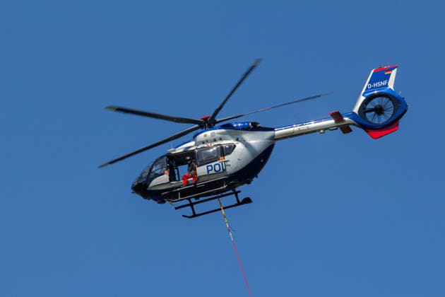 Plauen - Polizeihubschrauber unterstützen Löscharbeiten bei Waldbrand in Plauen Plauen, Meßbach, Messbach, Vogtland, Sachsen, Waldbrand, Vegetationsbrand, Feuerwehr, Löscharbeiten, Polizeihubschrauber, Polizei Sachsen, sächsische Polizei, H145, Airbus H145, Löschhubschrauber, Hubschrauber, Luftunterstützung, Bambi Bucket, Löschwasserbehälter, Außenlast, Wasseraufnahme, Wasserabwurf, Talsperre Pirk, Pirk, Katastrophenschutz, Einsatz, Brandbekämpfung, Glutnester, wildfire, forest fire, firefighting helicopter, aerial firefighting Plauen Sachsen Deutschland *** Plauen Police Helicopters Assist in Firefighting Efforts During a Wildfire in Plauen Plauen, Meßbach, Messbach, Vogtland, Saxony, wildfire, vegetation fire, fire department, Copyright: xEHLxMediax 20260812_plauen-waldbrand-hubschrauber_19
