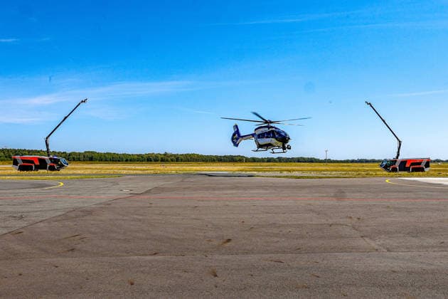 Polizeihubschraubern vom Typs Airbus H145 in den Dienst gestellt worden Begrüßung des neuen Polizeihubschraubers Phoenix 95 von zwei Löschfahrzeugen der Flughafenfeuerwehr. Flughafen Hannover-Langenhagen Polizeihubschrauberstaffel Niede Niedersachsen, Region Hannover Germany *** Airbus H145 police helicopters have been put into service. The new police helicopter, Phoenix 95, is welcomed by two fire trucks from the airport fire department at Hannover Langenhagen Airport. Police Helicopter Squadron Niede, Lower Saxony, Hannover Region, Germany