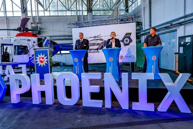 Polizeihubschraubern vom Typs Airbus H145 in den Dienst gestellt worden Der für die Übergabe hergerichtete Hanger der Polizeihubschrauberstaffel: (v.l.n.r.) Roger Fladung, Polizeipräsident der Zentralen Polizeidirektion Niedersachsen, Daniela Behrens (SPD), Ministerin für Inneres, Sport und Digitalisierung, Michael Peters, Leiter der Hubschrauberstaffel Niedersachsen Flughafen Hannover-Langenhagen Polizeihubschrauberstaffel Niede Niedersachsen, Region Hannover Germany *** Airbus H145 police helicopters have been put into service. The hangar of the police helicopter squadron, prepared for the handover: from left to right, Roger Fladung, Chief of Police of the Lower Saxony Central Police Directorate, Daniela Behrens (SPD), Minister of the
