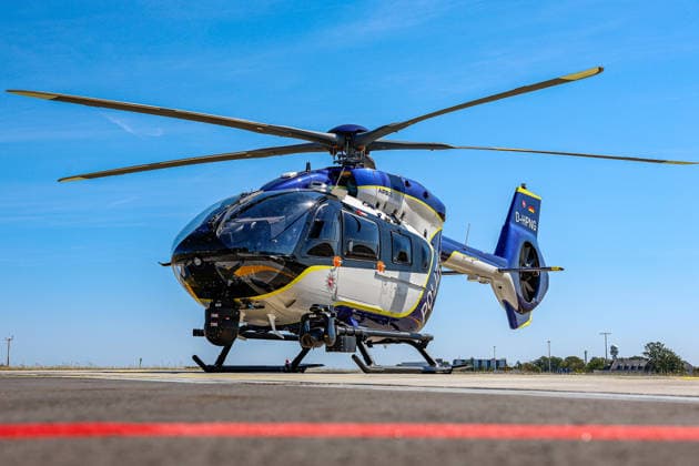 Polizeihubschraubern vom Typs Airbus H145 in den Dienst gestellt worden Der neue Polizeihubschrauber Airbus H145, Funkrufname Phoenix 95, steht vor dem Hangar. Flughafen Hannover-Langenhagen Polizeihubschrauberstaffel Niede Niedersachsen, Region Hannover Germany *** Airbus H145 police helicopters have been put into service. The new Airbus H145 police helicopter, call sign Phoenix 95, is parked in front of the hangar at Hannover Langenhagen Airport, Niede Police Helicopter Squadron, Lower Saxony, Hannover region, Germany