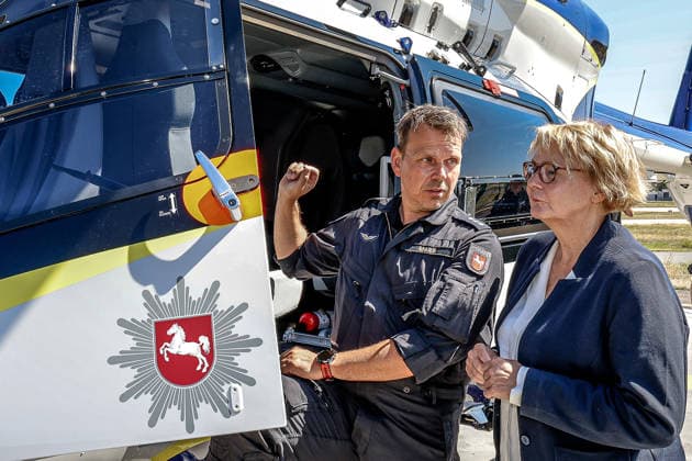 Polizeihubschraubern vom Typs Airbus H145 in den Dienst gestellt worden Jörg Maaß, Flugtechniker, erläutert Daniela Behrens (SPD), Ministerin für Inneres, Sport und Digitalisierung die Ausstattung des neue Polizeihubschraubers Airbus H145. Flughafen Hannover-Langenhagen Polizeihubschrauberstaffel Niede Niedersachsen, Region Hannover Germany *** Airbus H145 police helicopters have been put into service by Jörg Maaß, Flight engineer Jörg Maaß explains the features of the new Airbus H145 police helicopter to Daniela Behrens (SPD), Minister of the Interior, Sports, and Digitalization, at Hannover Langenhagen Airport, Niede Police Helicopter Squadron, Lower Saxony, Hannover Region, Germany