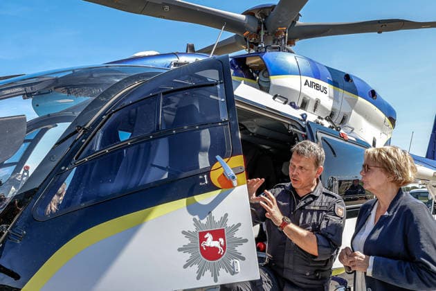Polizeihubschraubern vom Typs Airbus H145 in den Dienst gestellt worden Jörg Maaß, Flugtechniker, erläutert Daniela Behrens (SPD), Ministerin für Inneres, Sport und Digitalisierung die Ausstattung des neue Polizeihubschraubers Airbus H145. Flughafen Hannover-Langenhagen Polizeihubschrauberstaffel Niede Niedersachsen, Region Hannover Germany *** Airbus H145 police helicopters have been put into service by Jörg Maaß, Flight engineer Jörg Maaß explains the features of the new Airbus H145 police helicopter to Daniela Behrens (SPD), Minister of the Interior, Sports, and Digitalization, at Hannover Langenhagen Airport, Niede Police Helicopter Squadron, Lower Saxony, Hannover Region, Germany
