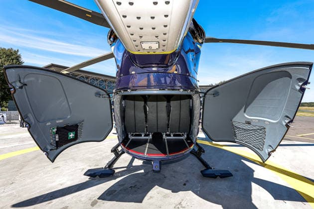 Polizeihubschraubern vom Typs Airbus H145 in den Dienst gestellt worden Polizeihubschraubern Airbus H145: Laderaum, hier mit drei mobilen Sitzen im Heck ausgestattet. Flughafen Hannover-Langenhagen Polizeihubschrauberstaffel Niede Niedersachsen, Region Hannover Germany *** Airbus H145 police helicopters have been put into service. The cargo compartment of an Airbus H145 police helicopter, shown here equipped with three folding seats in the rear. Hannover Langenhagen Airport, Lower Saxony Police Helicopter Squadron, Hannover Region, Germany