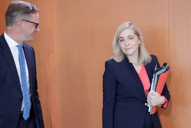 Dr. Carsten Linnemann, Bundesminister für Gesundheit , Nina Warken, Bundesministerin für besondere Aufgaben Chefin des Bundeskanzleramtes., Deutschland, Berlin, Bundeskanzleramt, Das Bundeskabinett befasst sich in seiner 55. Sitzung am 12. August 2026 unter anderem mit dem Gesetzentwurf zur Einführung einer Frühstartrente. *** Dr. Carsten Linnemann, Federal Minister of Health; Nina Warken, Federal Minister for Special Tasks and Head of the Federal Chancellery; Germany, Berlin, Federal Chancellery; At its 55th meeting on August 12, 2026, the Federal Cabinet will address, among other things, the draft bill to introduce an early retirement pension