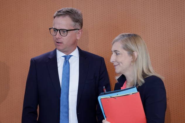 Dr. Carsten Linnemann, Bundesminister für Gesundheit , Nina Warken, Bundesministerin für besondere Aufgaben Chefin des Bundeskanzleramtes., Deutschland, Berlin, Bundeskanzleramt, Das Bundeskabinett befasst sich in seiner 55. Sitzung am 12. August 2026 unter anderem mit dem Gesetzentwurf zur Einführung einer Frühstartrente. *** Dr. Carsten Linnemann, Federal Minister of Health; Nina Warken, Federal Minister for Special Tasks and Head of the Federal Chancellery; Germany, Berlin, Federal Chancellery; At its 55th meeting on August 12, 2026, the Federal Cabinet will address, among other things, the draft bill to introduce an early retirement pension