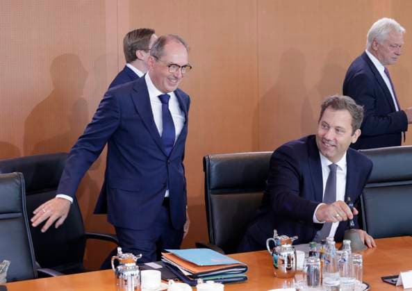 Alexander Dobrindt (CSU), Bundesinnenminister, Lars Klingbeil (SPD, Bundesminister der Finanzen, Vizekanzler und SPD-Bundesvorsitzender, Deutschland, Berlin, Bundeskanzleramt, Das Bundeskabinett befasst sich in seiner 55. Sitzung am 12. August 2026 unter anderem mit dem Gesetzentwurf zur Einführung einer Frühstartrente. *** Alexander Dobrindt (CSU), Federal Minister of the Interior; Lars Klingbeil (SPD), Federal Minister of Finance, Vice Chancellor, and SPD Federal Chairman; Germany, Berlin, Federal Chancellery; At its 55th meeting on August 12, 2026, the Federal Cabinet will address, among other things, the draft bill to introduce an early retirement pension