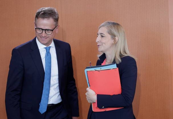 Dr. Carsten Linnemann, Bundesminister für Gesundheit , Nina Warken, Bundesministerin für besondere Aufgaben Chefin des Bundeskanzleramtes., Deutschland, Berlin, Bundeskanzleramt, Das Bundeskabinett befasst sich in seiner 55. Sitzung am 12. August 2026 unter anderem mit dem Gesetzentwurf zur Einführung einer Frühstartrente. *** Dr. Carsten Linnemann, Federal Minister of Health; Nina Warken, Federal Minister for Special Tasks and Head of the Federal Chancellery; Germany, Berlin, Federal Chancellery; At its 55th meeting on August 12, 2026, the Federal Cabinet will address, among other things, the draft bill to introduce an early retirement pension
