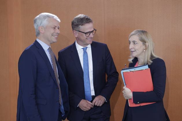 Steffen Bilger, Bundesminister für Verkehr , Dr. Carsten Linnemann, Bundesminister für Gesundheit , Nina Warken, Bundesministerin für besondere Aufgaben Chefin des Bundeskanzleramtes, Deutschland, Berlin, Bundeskanzleramt, Das Bundeskabinett befasst sich in seiner 55. Sitzung am 12. August 2026 unter anderem mit dem Gesetzentwurf zur Einführung einer Frühstartrente. *** Steffen Bilger, Federal Minister of Transportation; Dr. Carsten Linnemann, Federal Minister of Health; Nina Warken, Federal Minister for Special Tasks and Head of the Federal Chancellery, Germany, Berlin, Federal Chancellery, At its 55th meeting on August 12, 2026, the Federal Cabinet will address, among other things, the draft bill to introduce an early retirement pension