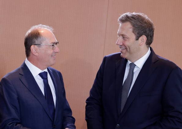 Alexander Dobrindt (CSU), Bundesinnenminister, Lars Klingbeil (SPD, Bundesminister der Finanzen, Vizekanzler und SPD-Bundesvorsitzender, Deutschland, Berlin, Bundeskanzleramt, Das Bundeskabinett befasst sich in seiner 55. Sitzung am 12. August 2026 unter anderem mit dem Gesetzentwurf zur Einführung einer Frühstartrente. *** Alexander Dobrindt (CSU), Federal Minister of the Interior; Lars Klingbeil (SPD), Federal Minister of Finance, Vice Chancellor, and SPD Federal Chairman; Germany, Berlin, Federal Chancellery; At its 55th meeting on August 12, 2026, the Federal Cabinet will address, among other things, the draft bill to introduce an early retirement pension