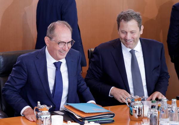 Alexander Dobrindt (CSU), Bundesinnenminister, Lars Klingbeil (SPD, Bundesminister der Finanzen, Vizekanzler und SPD-Bundesvorsitzender, Deutschland, Berlin, Bundeskanzleramt, Das Bundeskabinett befasst sich in seiner 55. Sitzung am 12. August 2026 unter anderem mit dem Gesetzentwurf zur Einführung einer Frühstartrente. *** Alexander Dobrindt (CSU), Federal Minister of the Interior; Lars Klingbeil (SPD), Federal Minister of Finance, Vice Chancellor, and SPD Federal Chairman; Germany, Berlin, Federal Chancellery; At its 55th meeting on August 12, 2026, the Federal Cabinet will address, among other things, the draft bill to introduce an early retirement pension