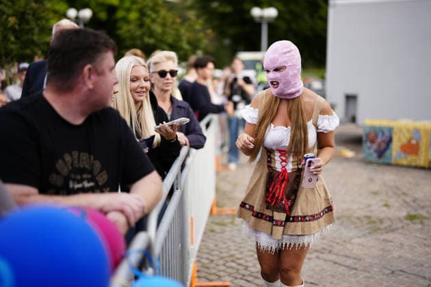GÖTEBORG, SVERIGE 20260812 Fröken Snusk pa plats da Sverigedemokraternas partiledare Jimmie Akesson (SD) och valkampanjar pa Kungstorget i Göteborg, som en del av Akessons valturnÃ . GÖTEBORG SVERIGE x9200x *** GOTHENBURG, SWEDEN 20260812 Miss Snusk was on hand as Sweden Democrats party leader Jimmie Akesson (SD) campaigned at Kungstorget in Gothenburg, as part of Akesson’s election tour. GOTHENBURG, SWEDEN x9200x  Copyright: xBjörnxLarssonxRosvall TTx AKESSON (SD) PA VALTURNE MA09hlEcAeM
