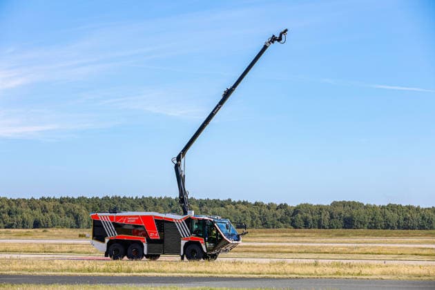 Polizeihubschraubern vom Typs Airbus H145 in den Dienst gestellt worden Begrüßung des neuen Polizeihubschraubers Phoenix 95 von zwei Löschfahrzeugen der Flughafenfeuerwehr. Flughafen Hannover-Langenhagen Polizeihubschrauberstaffel Niede Niedersachsen, Region Hannover Germany *** Airbus H145 police helicopters have been put into service. The new police helicopter, Phoenix 95, is welcomed by two fire trucks from the airport fire department at Hannover Langenhagen Airport. Police Helicopter Squadron Niede, Lower Saxony, Hannover Region, Germany