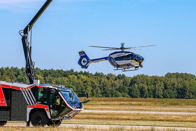 Polizeihubschraubern vom Typs Airbus H145 in den Dienst gestellt worden Begrüßung des neuen Polizeihubschraubers Phoenix 95 von zwei Löschfahrzeugen der Flughafenfeuerwehr. Flughafen Hannover-Langenhagen Polizeihubschrauberstaffel Niede Niedersachsen, Region Hannover Germany *** Airbus H145 police helicopters have been put into service. The new police helicopter, Phoenix 95, is welcomed by two fire trucks from the airport fire department at Hannover Langenhagen Airport. Police Helicopter Squadron Niede, Lower Saxony, Hannover Region, Germany