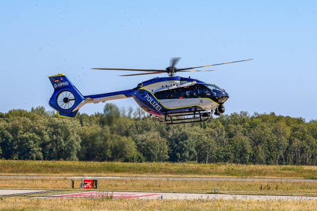 Polizeihubschraubern vom Typs Airbus H145 in den Dienst gestellt worden Anflug des neuen Polizeihubschraubers H145 auf den Helipad bei der Polizeihubschrauberstaffel. Flughafen Hannover-Langenhagen Polizeihubschrauberstaffel Niede Niedersachsen, Region Hannover Germany *** Airbus H145 police helicopters have been put into service. The new H145 police helicopter approaches the helipad at the Police Helicopter Squadron at Hannover Langenhagen Airport, Lower Saxony Police Helicopter Squadron, Hannover Region, Germany