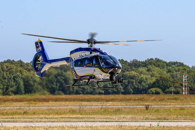 Polizeihubschraubern vom Typs Airbus H145 in den Dienst gestellt worden Anflug des neuen Polizeihubschraubers H145 auf den Helipad bei der Polizeihubschrauberstaffel. Flughafen Hannover-Langenhagen Polizeihubschrauberstaffel Niede Niedersachsen, Region Hannover Germany *** Airbus H145 police helicopters have been put into service. The new H145 police helicopter approaches the helipad at the Police Helicopter Squadron at Hannover Langenhagen Airport, Lower Saxony Police Helicopter Squadron, Hannover Region, Germany