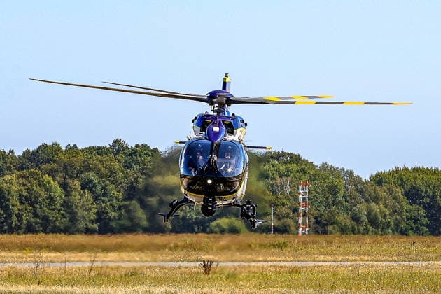 Polizeihubschraubern vom Typs Airbus H145 in den Dienst gestellt worden Anflug des neuen Polizeihubschraubers H145 auf den Helipad bei der Polizeihubschrauberstaffel. Flughafen Hannover-Langenhagen Polizeihubschrauberstaffel Niede Niedersachsen, Region Hannover Germany *** Airbus H145 police helicopters have been put into service. The new H145 police helicopter approaches the helipad at the Police Helicopter Squadron at Hannover Langenhagen Airport, Lower Saxony Police Helicopter Squadron, Hannover Region, Germany