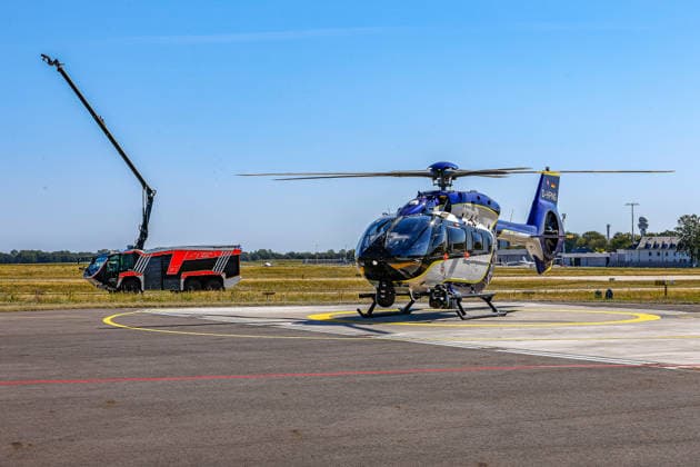 Polizeihubschraubern vom Typs Airbus H145 in den Dienst gestellt worden Begrüßung des neuen Polizeihubschraubers Phoenix 95 von zwei Löschfahrzeugen der Flughafenfeuerwehr. Flughafen Hannover-Langenhagen Polizeihubschrauberstaffel Niede Niedersachsen, Region Hannover Germany *** Airbus H145 police helicopters have been put into service. The new police helicopter, Phoenix 95, is welcomed by two fire trucks from the airport fire department at Hannover Langenhagen Airport. Police Helicopter Squadron Niede, Lower Saxony, Hannover Region, Germany
