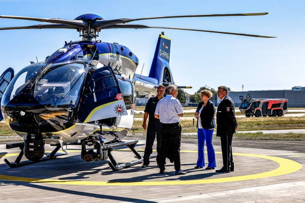 Polizeihubschraubern vom Typs Airbus H145 in den Dienst gestellt worden Begrüßung nach dem Mitflug von Axel Brockmann, Landespolizeipräsident Niedersachsen (linls), Daniela Behrens (SPD), Ministerin für Inneres, Sport und Digitalisierung (verdeckt dahinter), Michael Peters, Leiter der Hubschrauberstaffel Niedersachsen (2. v. rechts), Roger Fladung, Polizeipräsident der Zentralen Polizeidirektion Niedersachsen (rechts). Flughafen Hannover-Langenhagen Polizeihubschrauberstaffel Niede Niedersachsen, Region Hannover Germany *** Airbus H145 police helicopters have been put into service. Axel Brockmann, State Police Chief of Lower Saxony (left), and Daniela Behrens (SPD), Minister of the Interior, Sports, and Digitalization (hidden behind hi