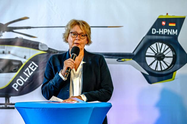 Polizeihubschraubern vom Typs Airbus H145 in den Dienst gestellt worden Rede Daniela Behrens (SPD), Ministerin für Inneres, Sport und Digitalisierung Flughafen Hannover-Langenhagen Polizeihubschrauberstaffel Niede Niedersachsen, Region Hannover Germany *** Airbus H145 police helicopters have been put into service. Speech by Daniela Behrens (SPD), Minister of the Interior, Sports, and Digitalization; Hannover-Langenhagen Airport; Lower Saxony Police Helicopter Squadron, Lower Saxony, Hannover Region, Germany