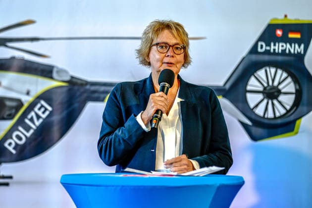 Polizeihubschraubern vom Typs Airbus H145 in den Dienst gestellt worden Rede Daniela Behrens (SPD), Ministerin für Inneres, Sport und Digitalisierung Flughafen Hannover-Langenhagen Polizeihubschrauberstaffel Niede Niedersachsen, Region Hannover Germany *** Airbus H145 police helicopters have been put into service. Speech by Daniela Behrens (SPD), Minister of the Interior, Sports, and Digitalization; Hanover-Langenhagen Airport; Lower Saxony Police Helicopter Squadron, Hanover Region, Germany