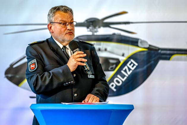 Polizeihubschraubern vom Typs Airbus H145 in den Dienst gestellt worden Rede Roger Fladung, Polizeipräsident der Zentralen Polizeidirektion Niedersachsen. Flughafen Hannover-Langenhagen Polizeihubschrauberstaffel Niede Niedersachsen, Region Hannover Germany *** Airbus H145 police helicopters have been put into service. Speech by Roger Fladung, Chief of Police of the Lower Saxony Central Police Directorate, Hannover-Langenhagen Airport, Lower Saxony Police Helicopter Squadron, Hannover Region, Germany
