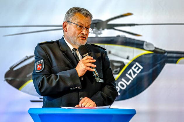 Polizeihubschraubern vom Typs Airbus H145 in den Dienst gestellt worden Rede Roger Fladung, Polizeipräsident der Zentralen Polizeidirektion Niedersachsen. Flughafen Hannover-Langenhagen Polizeihubschrauberstaffel Niede Niedersachsen, Region Hannover Germany *** Airbus H145 police helicopters have been put into service. Speech by Roger Fladung, Chief of Police of the Lower Saxony Central Police Directorate, Hannover-Langenhagen Airport, Lower Saxony Police Helicopter Squadron, Hannover Region, Germany
