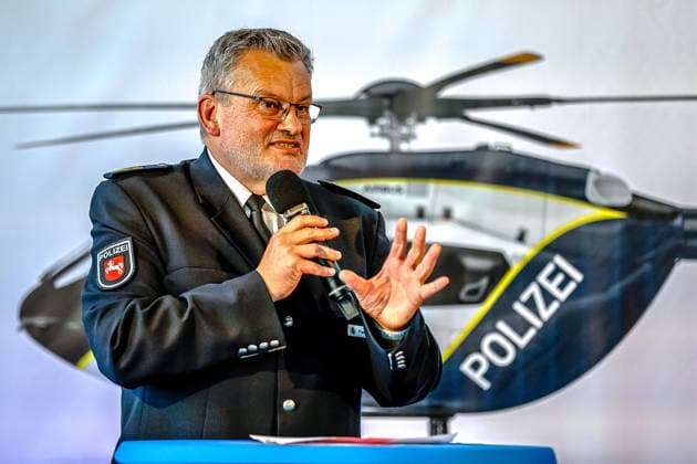 Polizeihubschraubern vom Typs Airbus H145 in den Dienst gestellt worden Rede Roger Fladung, Polizeipräsident der Zentralen Polizeidirektion Niedersachsen. Flughafen Hannover-Langenhagen Polizeihubschrauberstaffel Niede Niedersachsen, Region Hannover Germany *** Airbus H145 police helicopters have been put into service. Speech by Roger Fladung, Chief of Police of the Lower Saxony Central Police Directorate, Hannover-Langenhagen Airport, Lower Saxony Police Helicopter Squadron, Hannover Region, Germany