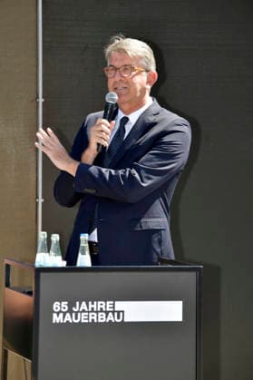 Wolfram Weimer bei der Pressekonferenz mit Präsentation des temporären Erinnerungsortes mit einer großformatigen Installation und Open-Air-Ausstellung auf dem Platz des 18. März sowie der Vorstellung des stadtweiten Programms anlässlich des 65. Jahrestags des Berliner Mauerbaus. Berlin, 12.08.2026 *** Wolfram Weimer at the press conference announcing the temporary memorial site—featuring a large-scale installation and an open-air exhibition on Platz des 18 März—as well as the citywide program marking the 65th anniversary of the construction of the Berlin Wall. Berlin, August 12, 2026 Foto:xM.xBehrensx xFuturexImagex mauerbau_6809
